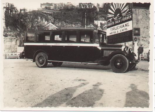Gammel buss på Landmandstorget i Skien