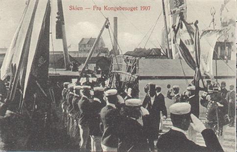 Bilde fra havna i Skien;
	 kongebesket i 1907