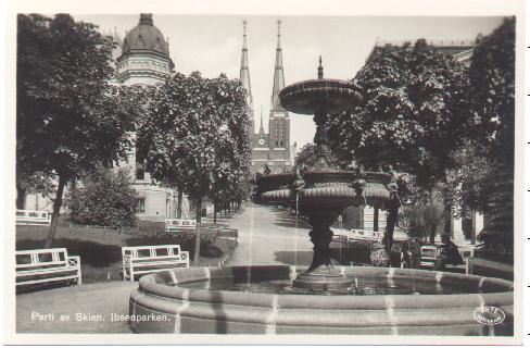 Bilde av Ibsenparken mot kirken.