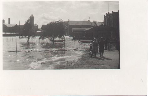 Bilde av flommen i Skien i 1927; Rdhusplassen